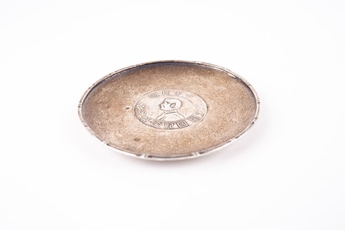 Lot 272 - 中国，银盘一件，内嵌民国开国纪念银币一枚，20世纪初