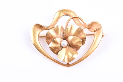 Lot 771 - An Art Nouveau yellow metal and pearl brooch /...