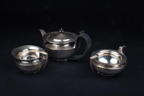 Lot 28 - A George V three-piece silver teaset,...