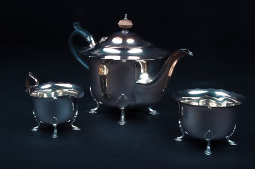 Lot 88 - A George V three-piece silver tea set,...