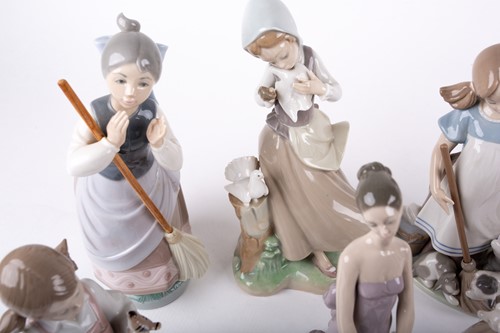 Lot 329 - A group of twelve assorted Lladro porcelain...