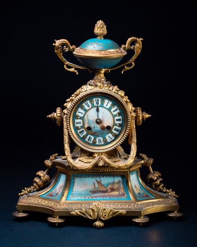 Lot 532 - A 19th century French gilt clock, with Paris...