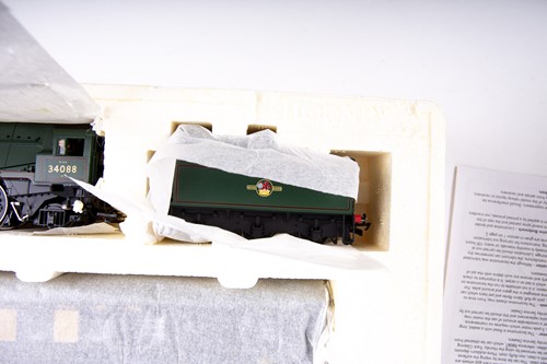 Lot 511 - A Hornby 00 Gauge R2886 'The Cunarder' Train...