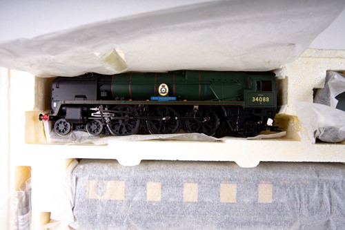 Lot 511 - A Hornby 00 Gauge R2886 'The Cunarder' Train...