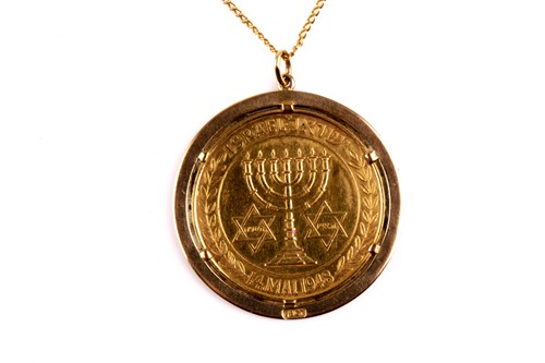 Lot 584 - An Israeli gold coin, dated 14 Mai 1948, verso...