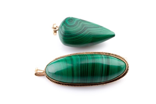 Lot 607 - A yellow metal mounted malachite brooch, the...