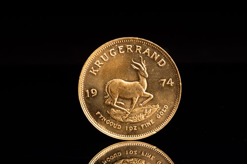 Lot 254 - A 1oz 22ct gold South Africa Krugerrand, 1974.
