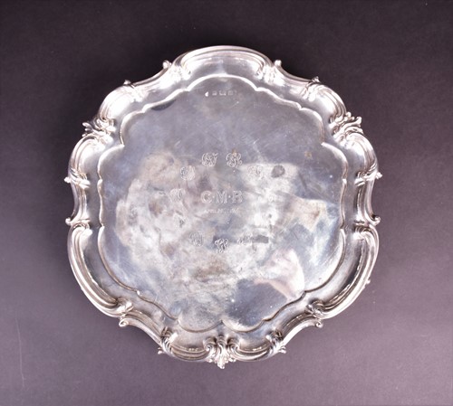 Lot 649 - An Edwardian silver salver, Birmingham 1910 by...