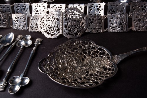 Lot 72 - A mixed group of silver items, comprising a...