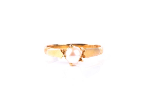 Lot 862 - A single stone culture pearl ring, the claw...