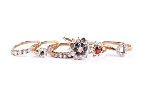 Lot 501 - A 9ct yellow gold and cz heart-shaped ring,...