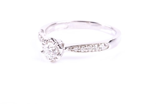 Lot 578 - A single stone diamond ring, the central round...