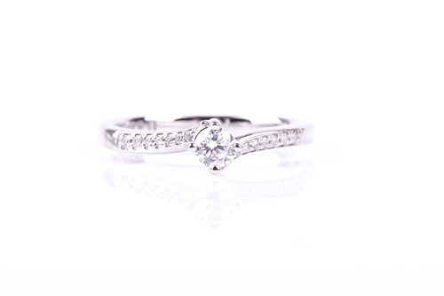 Lot 814 - A diamond and cubic zirconia ring in platinum...