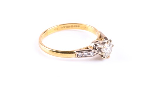 Lot 536 - A single stone diamond ring, the round...