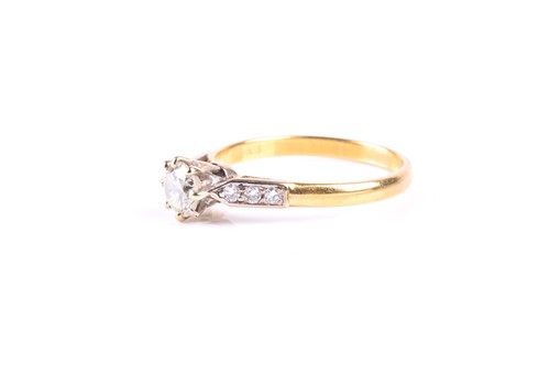 Lot 536 - A single stone diamond ring, the round...