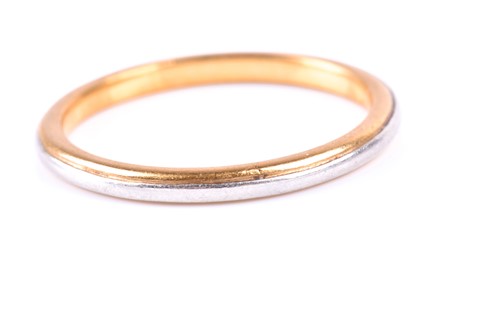 Lot 756 - A 22ct yellow gold wedding band ring, with...