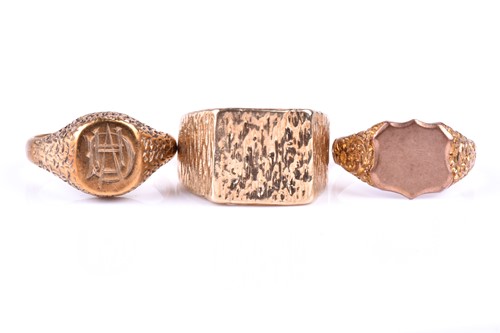 Lot 650 - A 9ct yellow gold gentleman's ring, with bark...