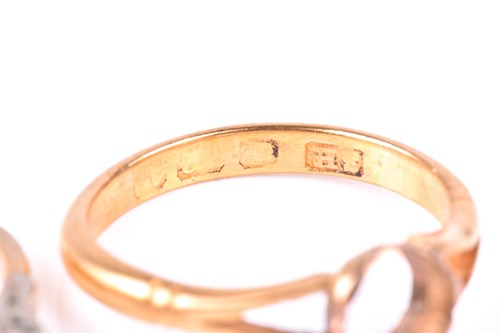 Lot 334 - An 18ct yellow gold ring set with a small...