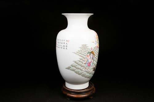 Lot 266 - A Chinese vase depicting the eight immortals,...