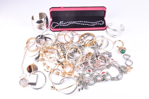 Lot 344 - A mixed group of costume jewellery items, to...