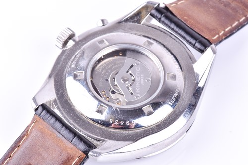 Lot 222 - A Seiko Kinetic automatic stainless steel...
