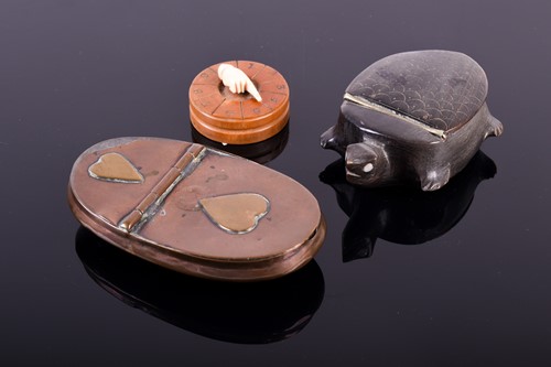 Lot 435 - A 19th century carved horn snuff box in the...