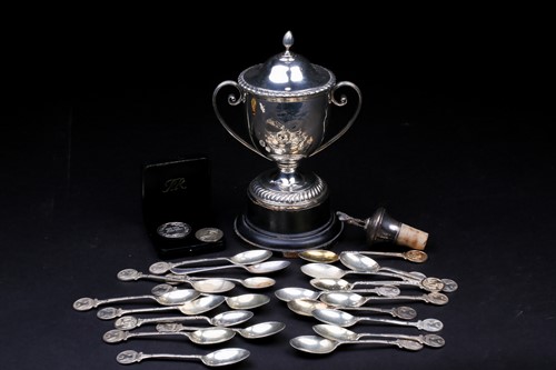 Lot 654 - A small collection of silver golf related...