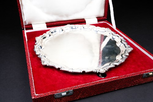 Lot 652 - A QEII Jubilee silver salver, Sheffield 1977...