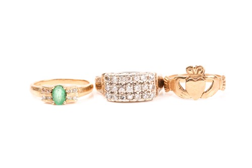 Lot 836 - A 9ct yellow gold and emerald ring, size L 1/2,...