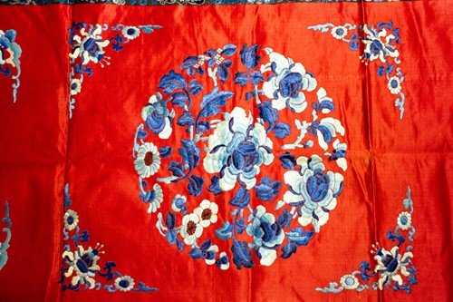 Lot 209 - A large Chinese silk embroidered panel, early...