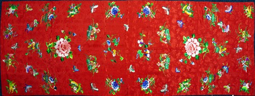 Lot 275 - A Chinese embroidered silk panel, 20th century,...