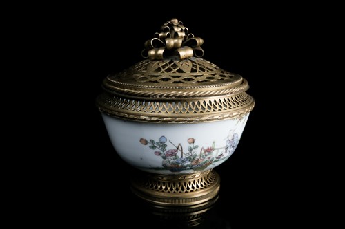 Lot 40 - An early 20th century Chinese Famille rose...