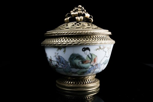 Lot 40 - An early 20th century Chinese Famille rose...