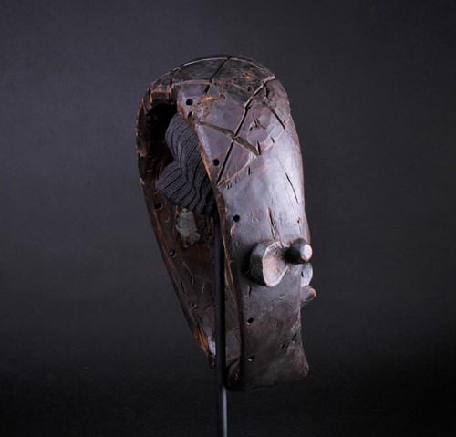 Lot 7 - A Lwalwa mask, Democratic Republic of Congo,...
