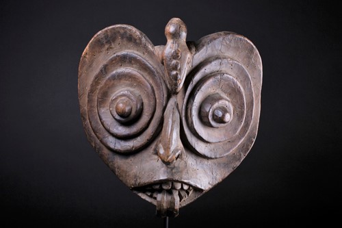 Lot 36 - A South Seas mask, surmounted by a Toucan...
