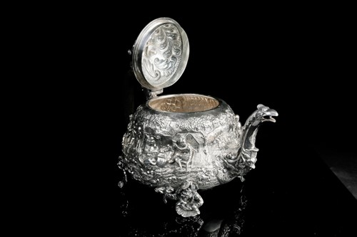 Lot 432 - A fine George III silver teapot, London 1817...