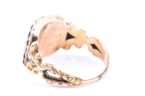 Lot 599 - A Georgian yellow gold mourning ring, with...