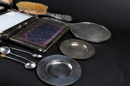 Lot 561 - A mixed collection of silver and white metal...