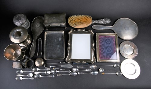 Lot 561 - A mixed collection of silver and white metal...