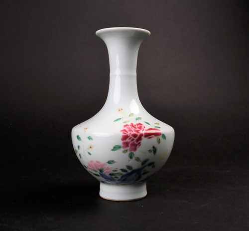 Lot 187 - A Chinese famille rose vase, late Qing, 19th...