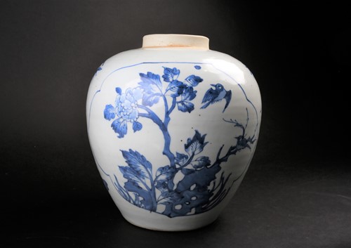 Lot 188 - A Chinese blue and white Transitional vase,...