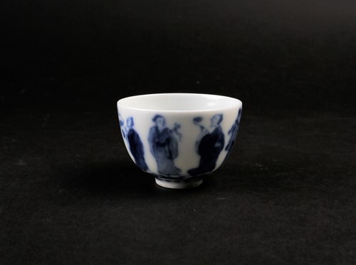 Lot 189 - A Chinese blue & white wine cup, Qing, painted...