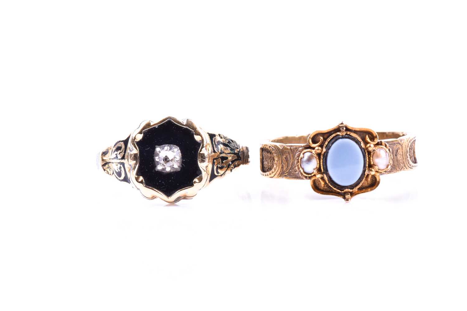 Lot 695 - A Victorian yellow gold and enamel mourning...