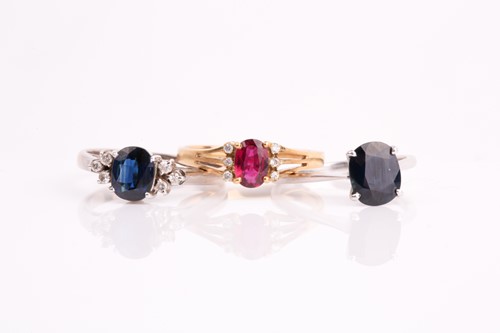 Lot 217 - A white metal and single stone sapphire ring,...