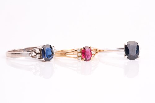 Lot 217 - A white metal and single stone sapphire ring,...