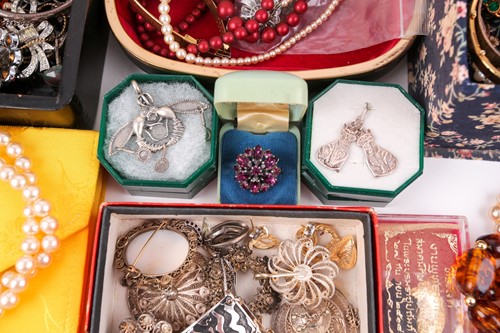 Lot 123 - A box of various costume jewellery items, to...