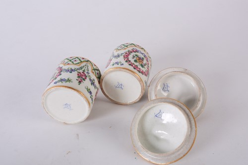 Lot 373 - A pair of Samson Porcelain Chinese Armorial...