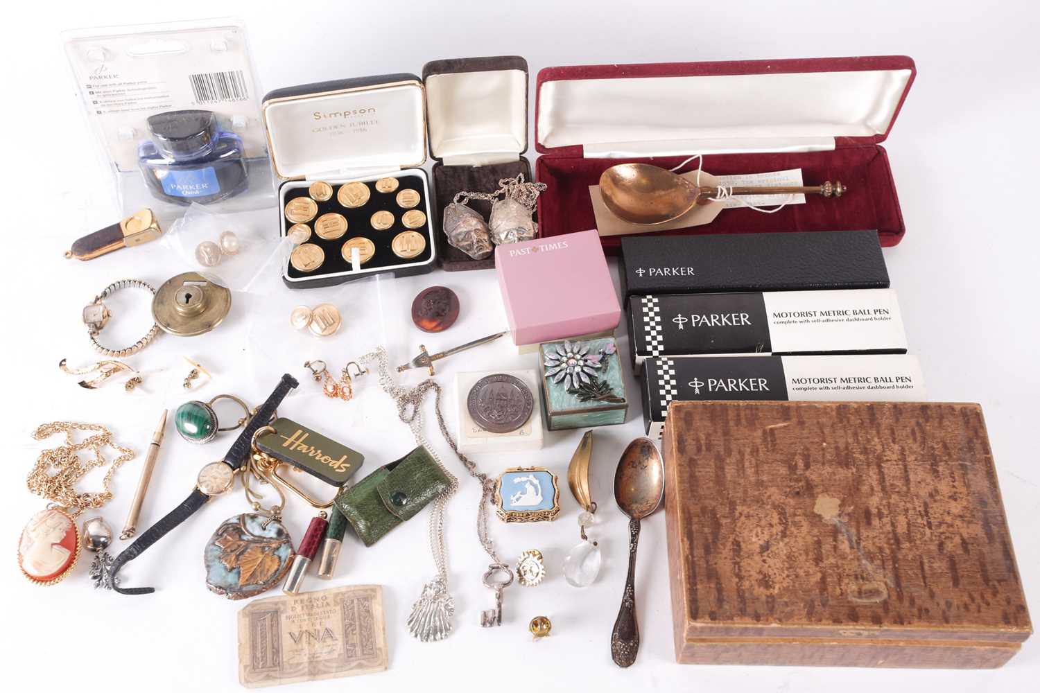 Lot 294 - A small collection of items including, a