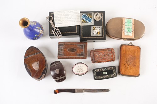 Lot 299 - A small collection of items to include a 19th...