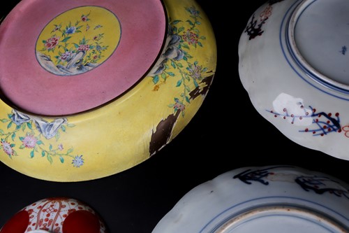 Lot 173 - A Chinese Qing dynasty, circular porcelain...